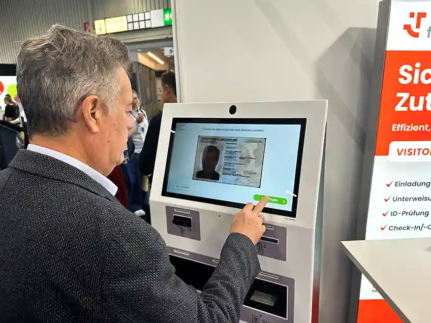 Jemand testet das Besuchermanagment auf unserem Empire-22-Pro-Kiosk