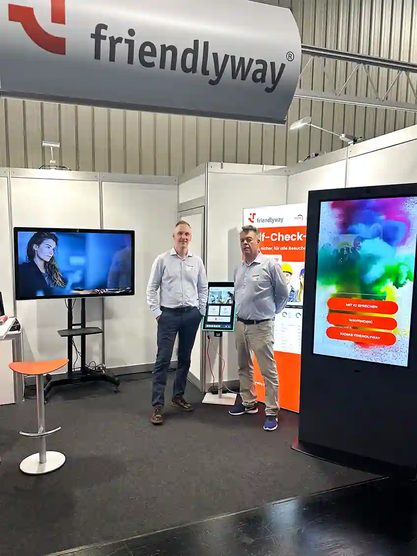 Zwei friendlyway-Mitarbeiter auf dem Messestand