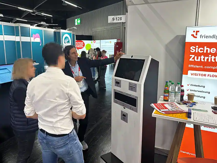 Unser Team berät Besucher auf dem Messestand