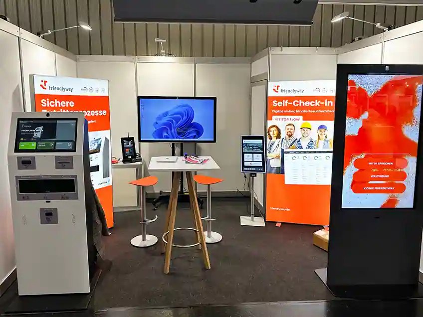 Frontalperspektive unseres Messestands mit vielen Kiosken