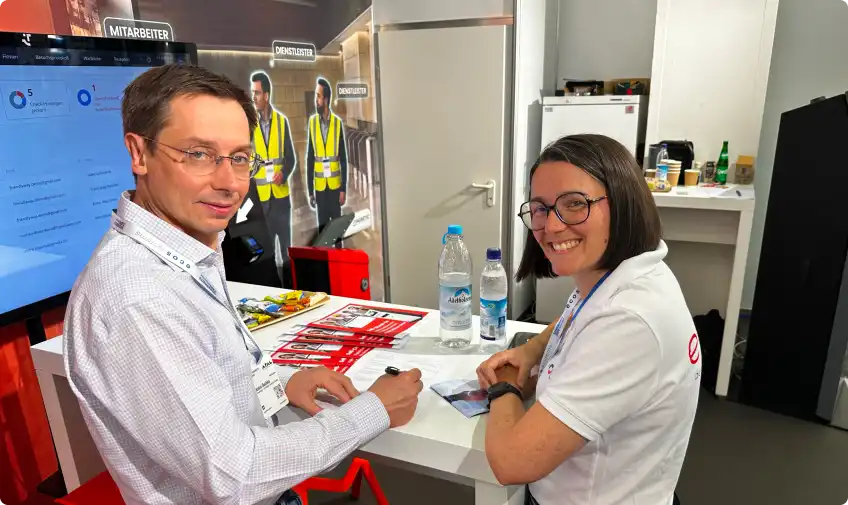 Anton Dechko und Typhaine Bruneau unterzeichnen Evolis-Partnerschaft