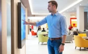 Digital Signage Touch- und Kiosk-Systeme – Worauf Unternehmen 2026 achten sollten