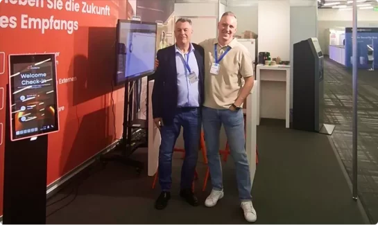Giovanni Scarlata und Andre Shaurko stehen am friendlyway-Stand