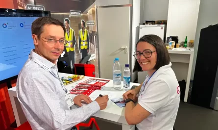 Partnerschaft von Evolis und friendlyway besiegelt durch Anton Dechko und Typhaine Bruneau