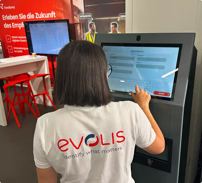 Typhaine Bruneau von Evolis am friendlyway-Kiosk